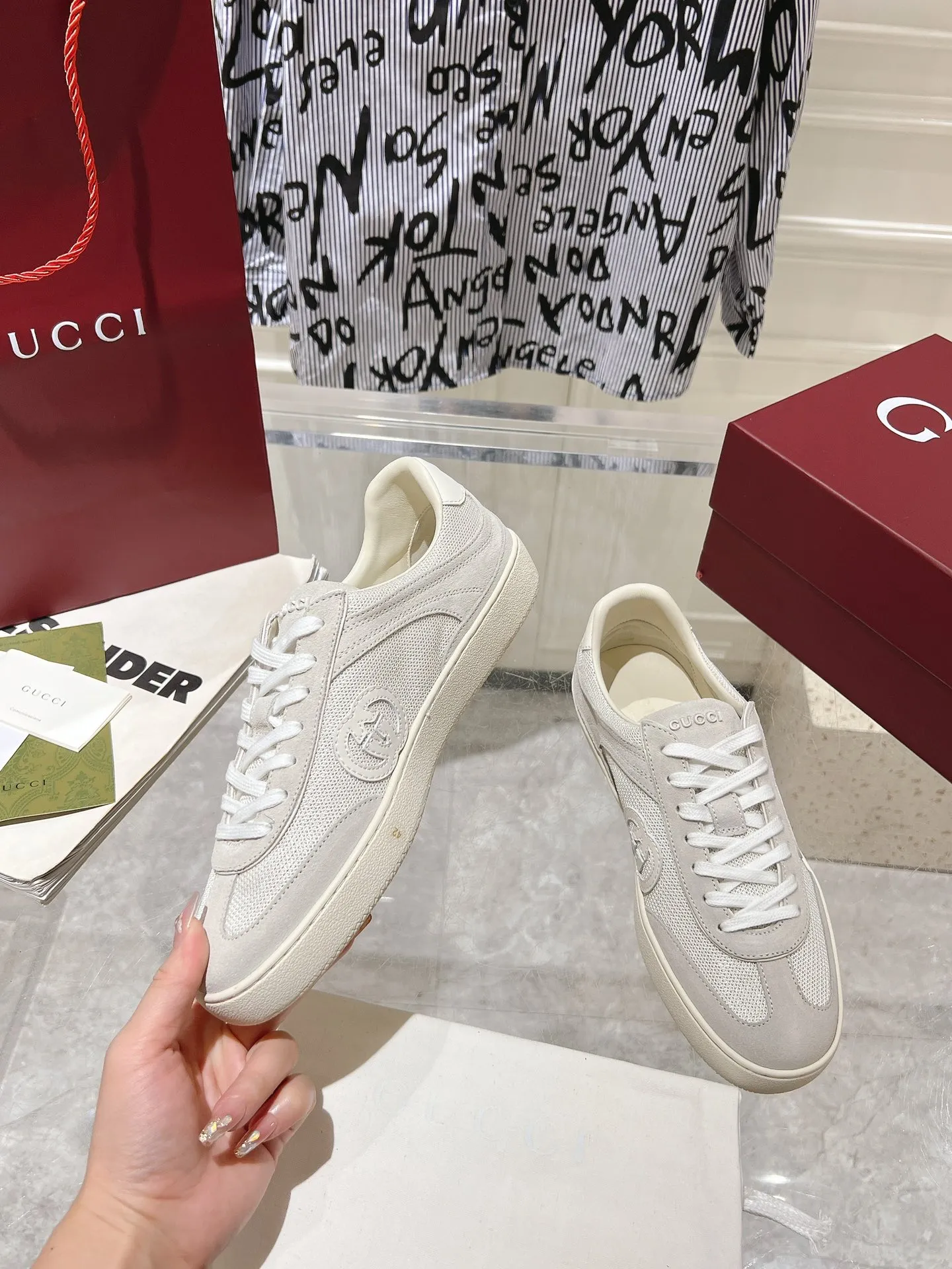 👟👟Ex-factory price 540👟👟Men's size +10 New upgraded version🔥Gucci 2024 new white shoes casual shoes hot recommendation, original TPU soles, original fabrics, original sheepskin lining sheepskin feet🔥Original cover craftsmanship is reproduced one to one! The pursuit of ultimate comfort! 🔥🔥 [Love] Fabric: Imported cow suede + mesh [Love] Packing: Counter-matched red shoe box ➕ Aviation airplane box [Love] Code number: 35-45